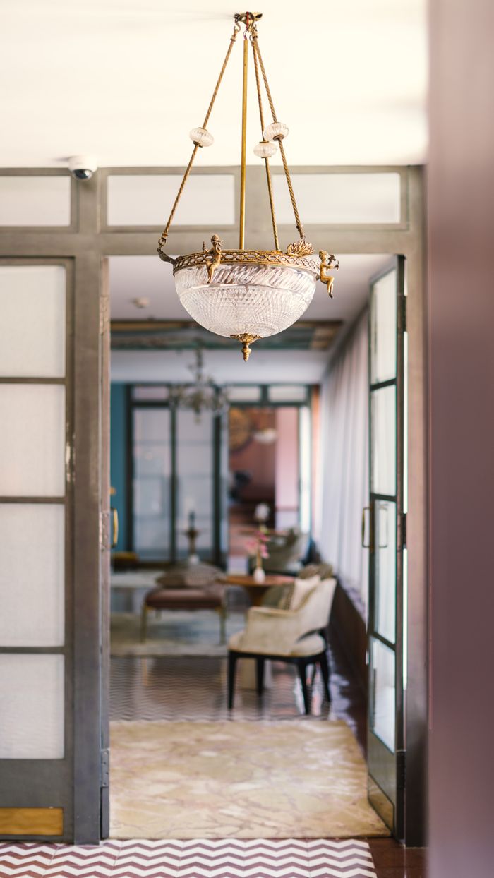 about-01 Sophisticated interior shot of a heritage hotel dining room in Bikaner, Rajasthan, showcasing luxury decor.